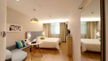 Feng shui w sypialni – zasady, których warto przestrzegać Spokojnie zaaranzowana sypialnia zgodna z zasadami feng shui