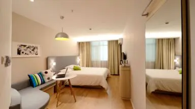 Spokojnie zaaranzowana sypialnia zgodna z zasadami feng shui