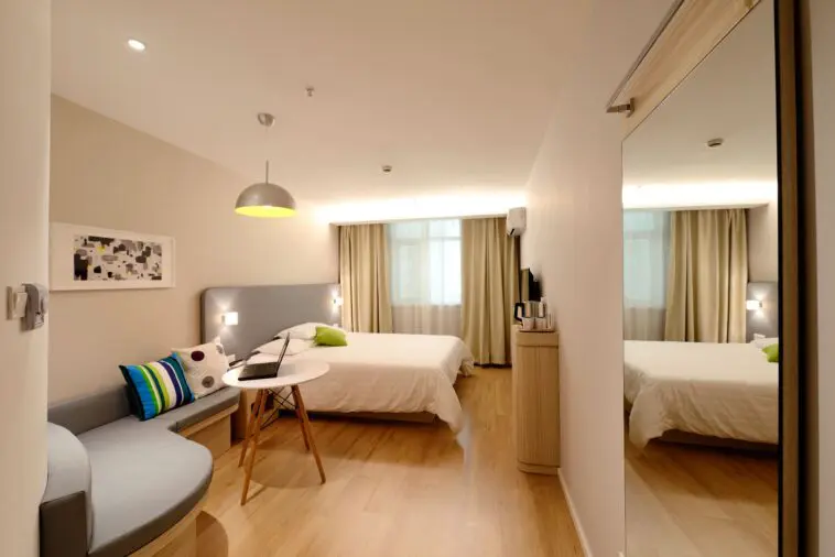 Feng shui w sypialni – zasady, których warto przestrzegać Spokojnie zaaranzowana sypialnia zgodna z zasadami feng shui