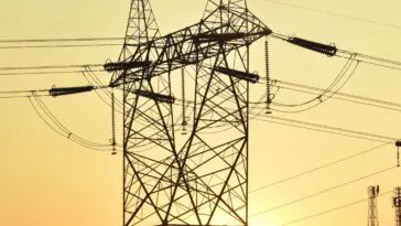 Linie wysokiego napięcia o zachodzie słońca symbolizujące dostawy energii Enea