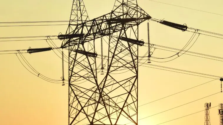 Linie wysokiego napięcia o zachodzie słońca symbolizujące dostawy energii Enea