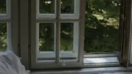 Przytulna sypialnia wieczorem z otwartym oknem i książką — rutyna przed snem