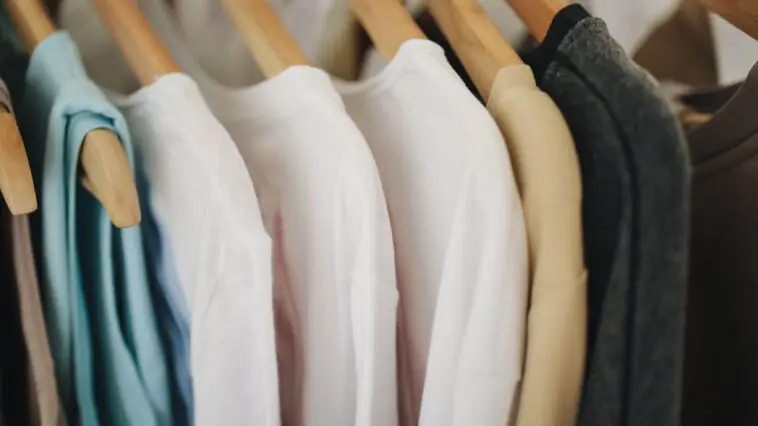 Białe koszule na drewnianym wieszaku – symbolika snu o białej koszuli