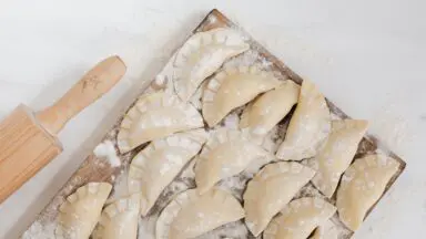 Domowe pierogi ruskie z farszem z ziemniaków i twarogu – przepis Magdy Gessler