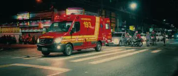 Umierał na ulicy w Warszawie, a oni go okradli. Zabrali nawet zakupy
