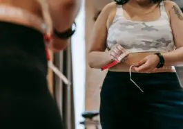 Dlaczego brzuch rośnie z wiekiem? Przyczyny i co pomaga
