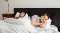 Para spiaca w lozku - jak przestac chrapac i poprawic jakosc snu