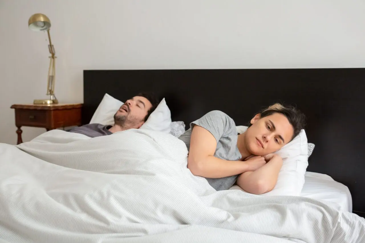 Para spiaca w lozku - jak przestac chrapac i poprawic jakosc snu