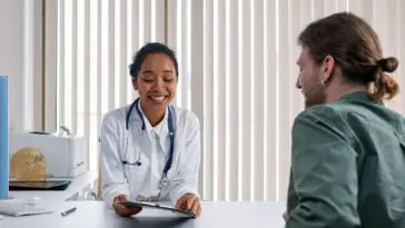 Lekarz rozmawiający z pacjentem - infolinia i rejestracja Medicover