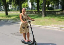 Dziecko wsiada na hulajnogę elektryczną i jedzie do szkoły. Od czerwca brak jednej rzeczy kosztuje rodzica mandat