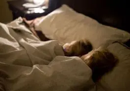 Wakacyjny rytm snu nie zniknie sam. Tak w tydzień przestawisz dziecko na szkolne poranki