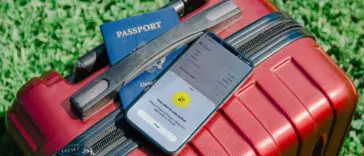 Paszport i smartfon na walizce, czyli dokumenty potrzebne do wyjazdu do Wielkiej Brytanii