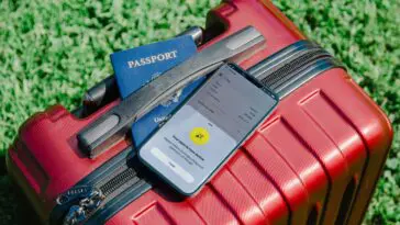 Paszport i smartfon na walizce, czyli dokumenty potrzebne do wyjazdu do Wielkiej Brytanii