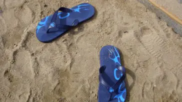 Klapki leżące na plaży, podstawowa ochrona stóp przed grzybicą na basenie i w saunie