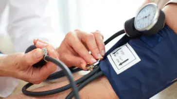 Lekarz mierzy pacjentowi ciśnienie tętnicze za pomocą ciśnieniomierza