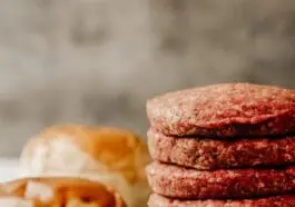 E. coli w jedzeniu. Jeden niedopieczony burger może skończyć się szpitalem