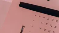 Papierowy kalendarz na biurku, planowanie terminów roku szkolnego