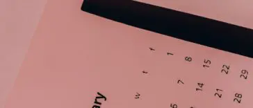 Papierowy kalendarz na biurku, planowanie terminów roku szkolnego