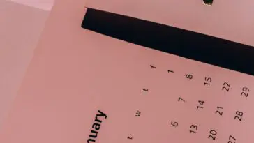 Papierowy kalendarz na biurku, planowanie terminów roku szkolnego