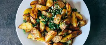Chrupiące ziemniaki z piekarnika. Trzy błędy sprawiają, że zamiast skorupki wychodzi guma