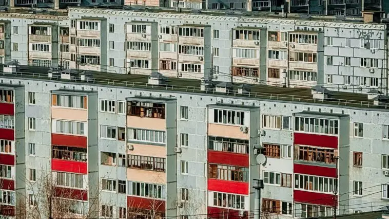 Renesans wielkiej płyty. Dlaczego Polacy znów chętnie kupują mieszkania z czasów PRL Osiedle bloków z wielkiej płyty z lotu ptaka