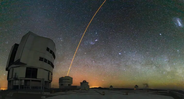 Pentagon ujawnia tajne akta UFO. Sprawdzamy, co naprawdę kryje raport PURSUE Tajemnicze światła na nocnym niebie, symbolizujące niezidentyfikowane zjawiska powietrzne UAP
