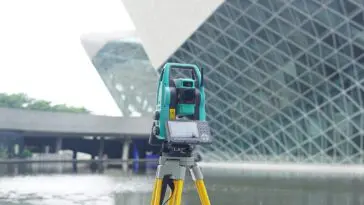 Sklep geodezyjny – jakie wyposażenie jest niezbędne w codziennej pracy geodety?