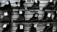 Skórzane buty ustawione na półce w sklepie obuwniczym