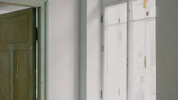 Biały grzejnik pod oknem w jasnym mieszkaniu