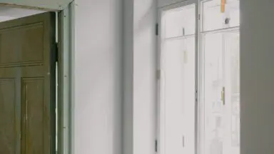 Biały grzejnik pod oknem w jasnym mieszkaniu