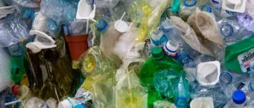 Puste plastikowe butelki PET przygotowane do zwrotu w systemie kaucyjnym