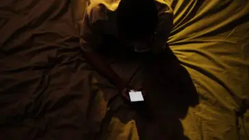 Podłączasz telefon przed snem i zostawiasz go na łóżku. Nie bateria jest tu największym problemem