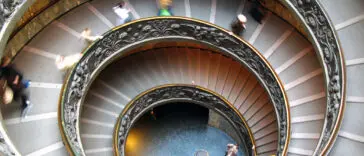 Spiralne schody widziane z góry jako obraz zawrotów głowy i uczucia wirowania otoczenia