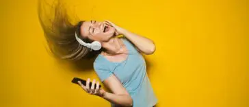 W tramwaju muzyka na 80 procent głośności brzmi normalnie. Komórki, które przy tym giną, już nie odrosną