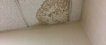 Woda leci z sufitu, a sąsiad rozkłada ręce. Samo zalanie to za mało, żeby dostać odszkodowanie