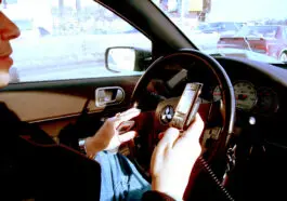 Telefon w dłoni na czerwonym świetle to już wykroczenie. Jeden mandat zabiera połowę limitu punktów