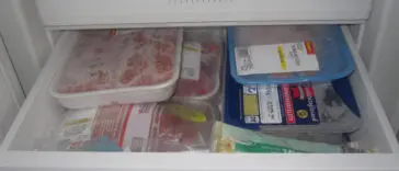 Szuflada zamrażalnika wypełniona zapakowanymi produktami