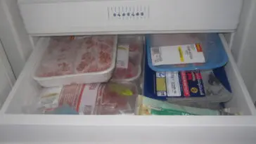 Szuflada zamrażalnika wypełniona zapakowanymi produktami