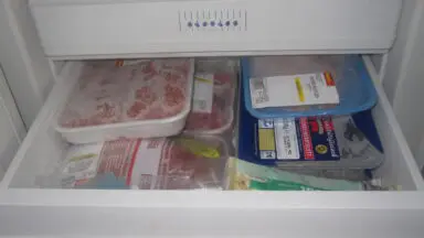 Szuflada zamrażalnika wypełniona zapakowanymi produktami