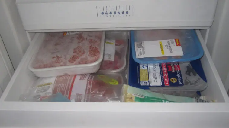 Szuflada zamrażalnika wypełniona zapakowanymi produktami