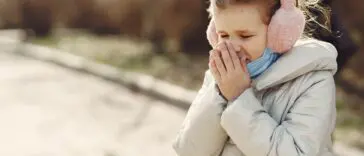 Młoda kobieta kicha, odruch kichania na słońce