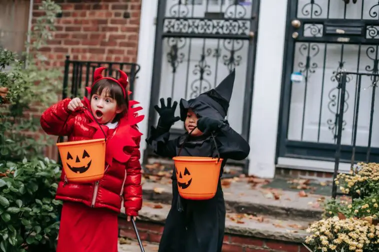 Ponad 80 procent kostiumów na Halloween dla maluchów oblało testy. Zawiodły palność i sznurki Dzieci w kostiumach diabełka i czarownicy z koszykami w kształcie dyni na Halloween