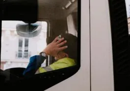 Odchylasz fotel na parkingu i zasypiasz. Zakazu nie ma, ale wystarczy rozstawiony stolik, żeby zrobiło się wykroczenie