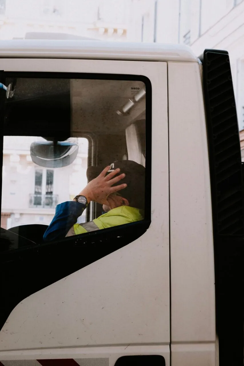 Spanie w aucie na parkingu jest legalne. Wystarczy rozstawiony stolik, by było wykroczenie Spanie w aucie na parkingu jest legalne. Wystarczy rozstawiony stolik, by było wykroczenie