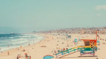 Plaża pełna turystów z lotu ptaka, obcy ludzie w tle zdjęcia z wakacji