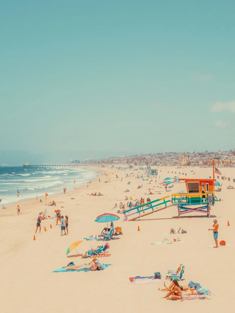 Plaża pełna turystów z lotu ptaka, obcy ludzie w tle zdjęcia z wakacji