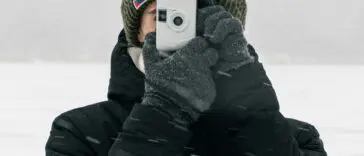 Osoba robi zdjęcie telefonem na śniegu, bateria telefonu na mrozie