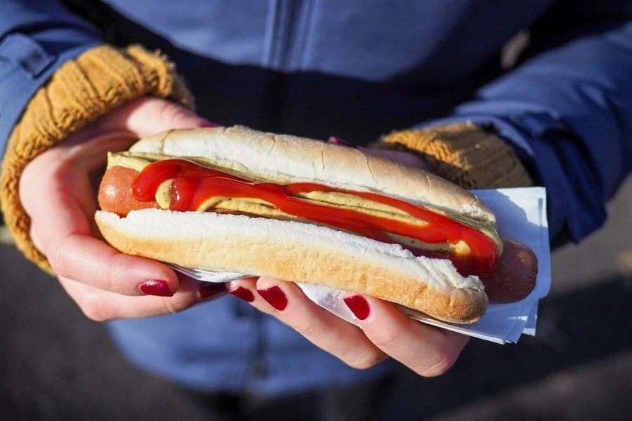 Nigdy nie jedz tych 20 potraw, jeśli chcesz długo żyć! Hot dog