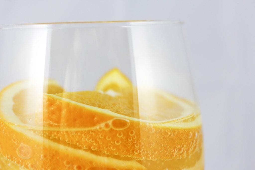 pomarańcza w szklance z wodą