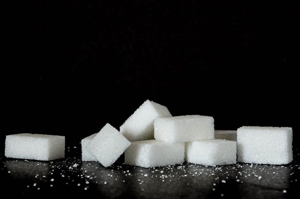 kostki białego cukru